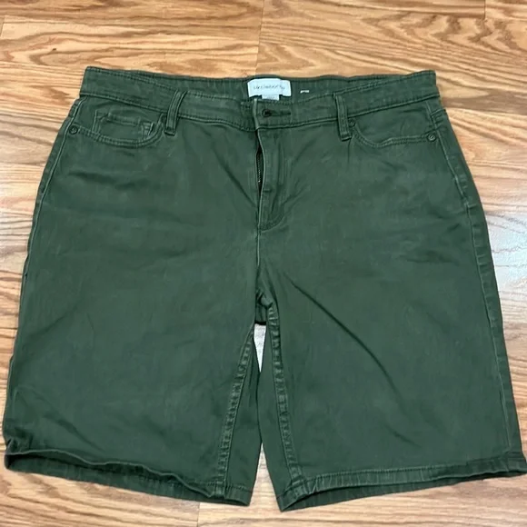 Liz Claiborne women’s army green shorts size 6 - Picture 1 of 7